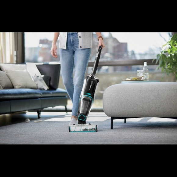 Multi-surface cleaning, cord free, WiFi connected, bagless technology, two tank. - Picture 4 of 7